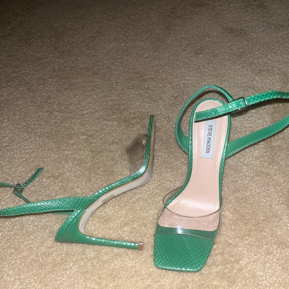 Steve Madden paten leather strapped green sandal - Picture 3 of 3